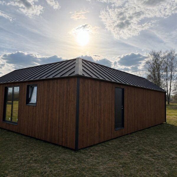 Karkasinio 50 m² L formos namo stogo danga juoda metalinė klasikinio profilio