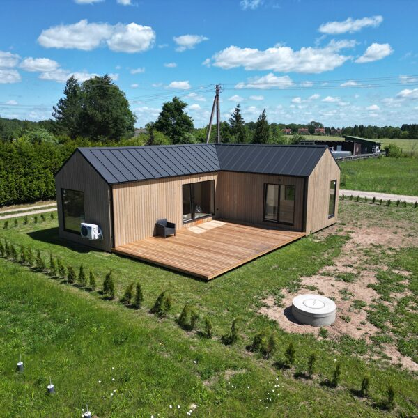 L formos karkasinis namas iš viršaus – matosi stogas, kondicionierius ir visas sklypas