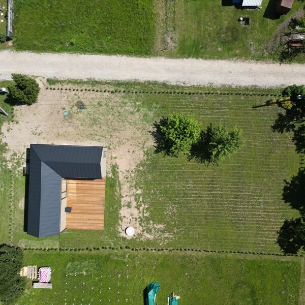 Karkasinio namo vaizdas iš viršaus – pilnas sklypo planas Kauno rajone