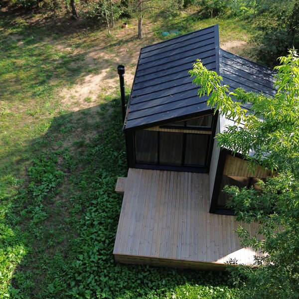 Karkasinis 50 m² medinis namas Kauno rajone – vaizdas iš priekio