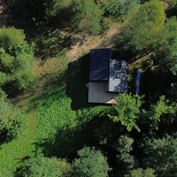 Karkasinis namas iš viršaus – pilnas vaizdas su sklypu