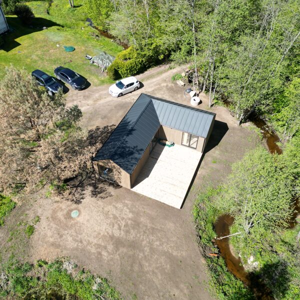 Karkasinis 50 m² namas iš viršaus – terasa, įvažiavimas ir sklypo planas