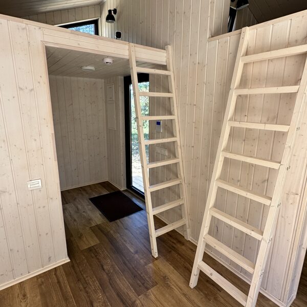 Vidaus erdvė – karkasinio namo interjeras, laiptai į viršų