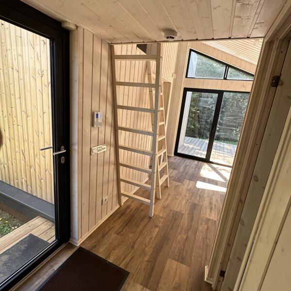 Karkasinio namo vidus – medinės durys ir langas į terasą