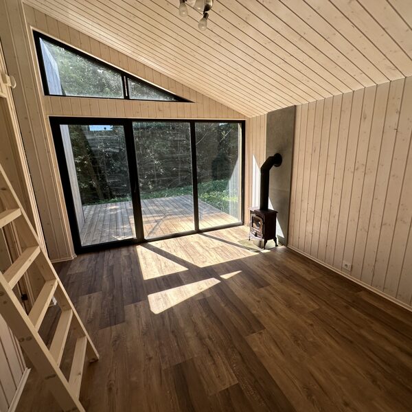 Svetainė su pečiuku – jaukus karkasinio namo interjeras