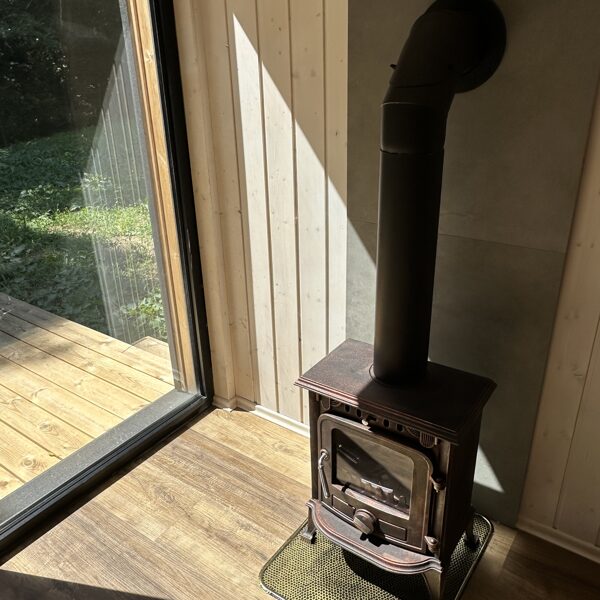 11 Pečiukas ir laminuotos grindys – šildomas karkasinis namas