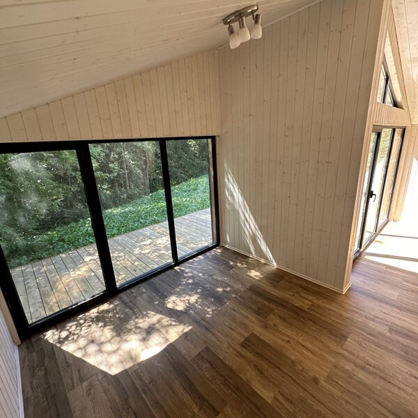 Karkasinio namo svetainės grindys ir apdaila iš arti