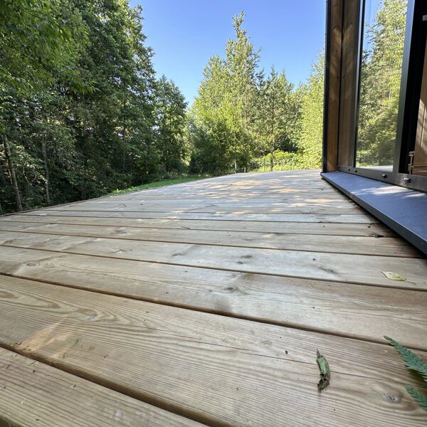 Terasos kampas ir langas – medinė fasado apdaila