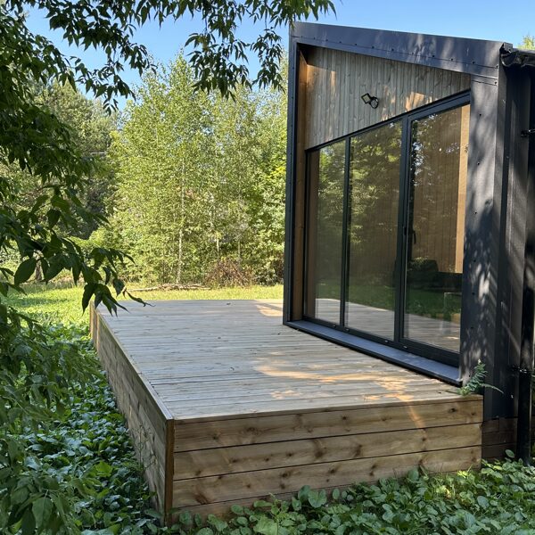 Terasos kampas ir balkoniukas – modernus karkasinio namo sprendimas