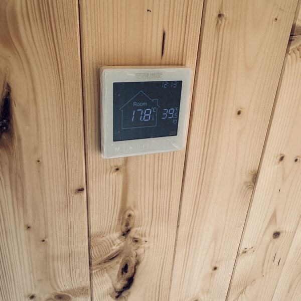 Vidaus vaizdas – klimato kontrolės valdiklis ir sienų apdaila