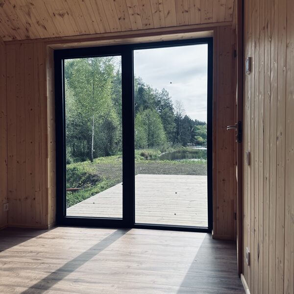 Karkasinio namo vidus – durys ir apdailos detalės