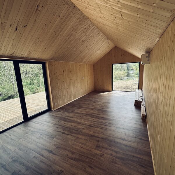 Karkasinio namo interjeras – įėjimas, grindys ir kondicionierius