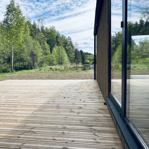 Vaizdas nuo terasos – įėjimas į namą ir miško aplinka Vilemų kaime