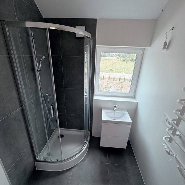 Vonios kambarys – dušo kabina, praustuvas ir rankšluosčių džiovintuvas