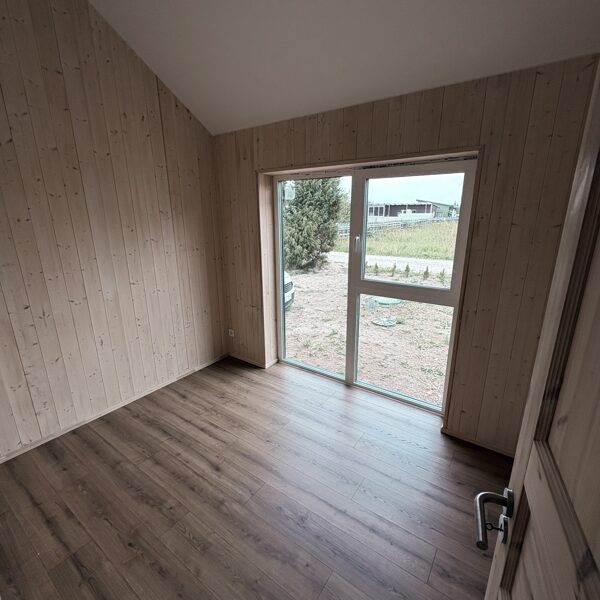 Kambario interjeras – įėjimo durys ir kambario durys