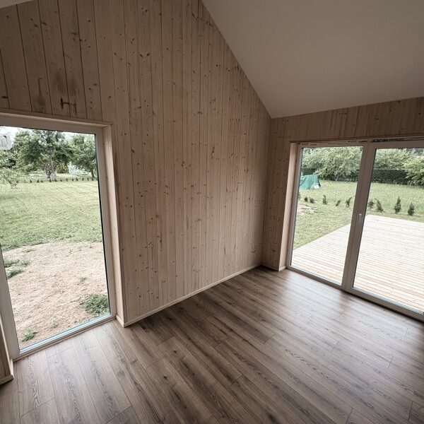 Svetainės kampas – išėjimas į terasą ir stiklinės durys