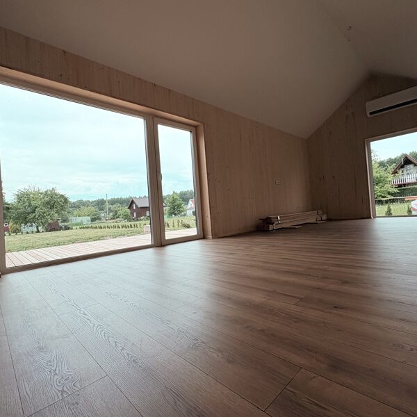 Langas į terasą ir grindų apdaila – L formos karkasinio namo vidus