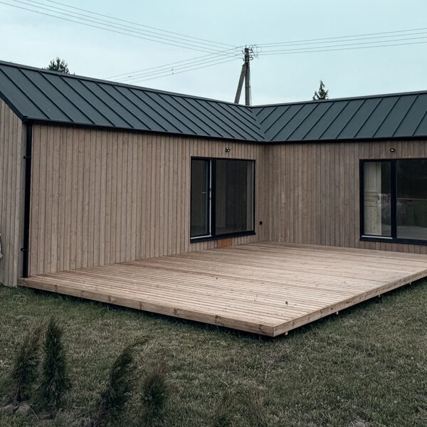 Terasa su langais – L formos karkasinio namo fasadas