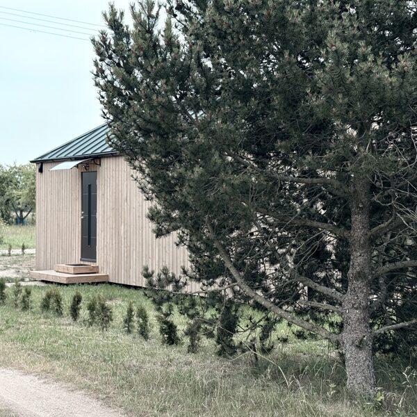 Įėjimas į karkasinį namą iš kito kampo – matosi medinė apdaila