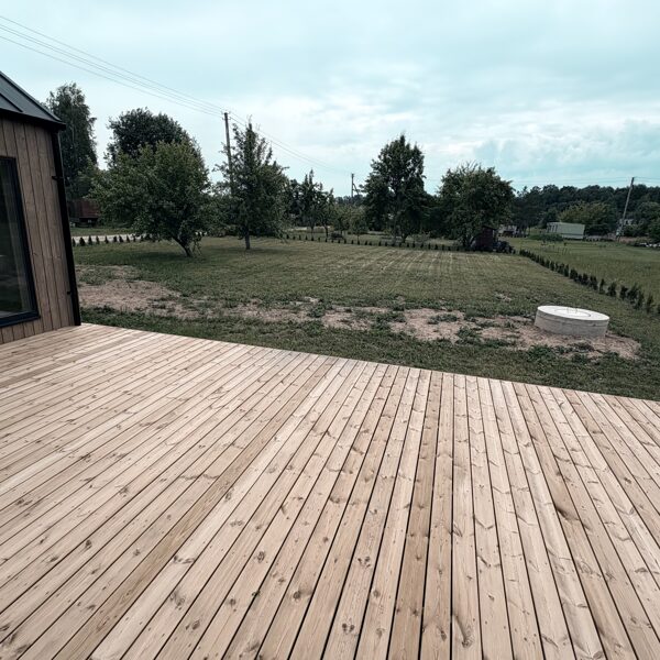 Terasa su lauko peizažu – medinės grindys ir gamtos aplinka