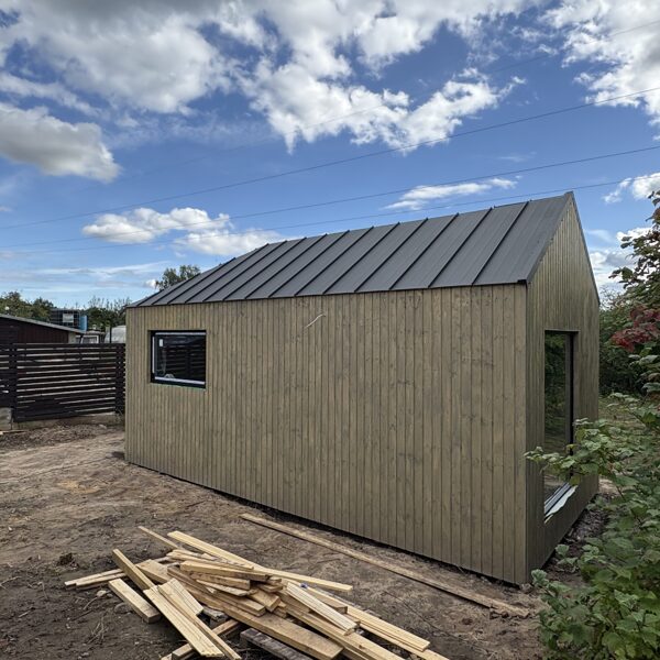 Karkasinis namas statybų metu – medinės lentos ir fasado apdaila