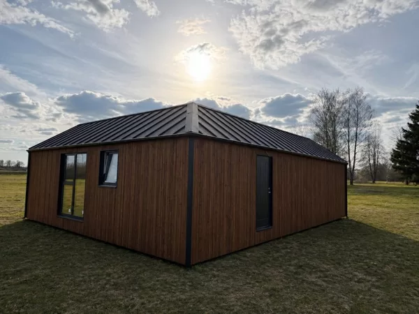 Karkasinio 50 m² L formos namo stogo danga juoda metalinė klasikinio profilio
