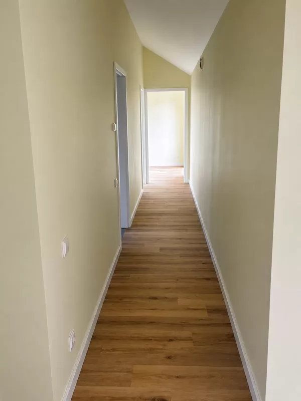 Naujo L formos 50m2 karkasinio namo vidaus įrengimas - vinilinės grindys, dažytos sienos i
