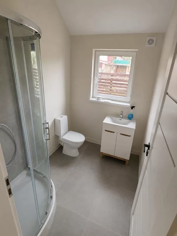 Naujo L formos 50m2 karkasinio namo vonia