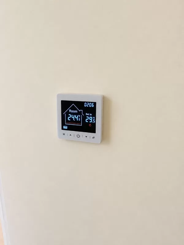 Naujo L formos 50m2 karkasinio namo 5 atskirų zonų grindinio šildymo reguliavimas termosta