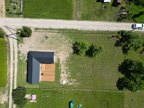 Karkasinio namo vaizdas iš viršaus – pilnas sklypo planas Kauno rajone