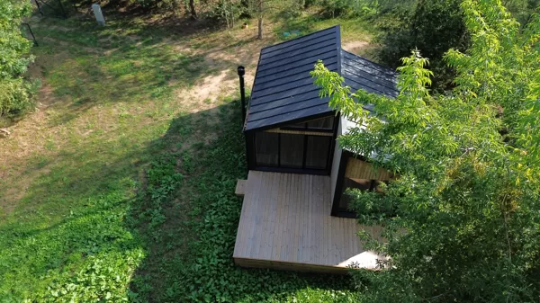 Karkasinis 50 m² medinis namas Kauno rajone – vaizdas iš priekio