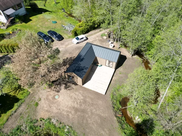 Karkasinis 50 m² namas iš viršaus – terasa, įvažiavimas ir sklypo planas