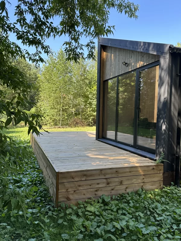 Terasos kampas ir balkoniukas – modernus karkasinio namo sprendimas