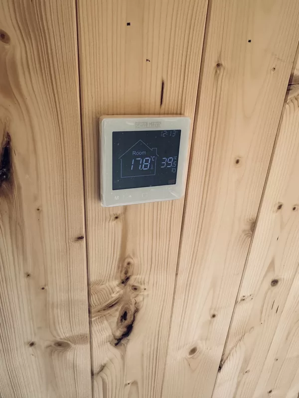 Kiekvienoje patalpoje sumontuoti grindinio šildymo termostatai