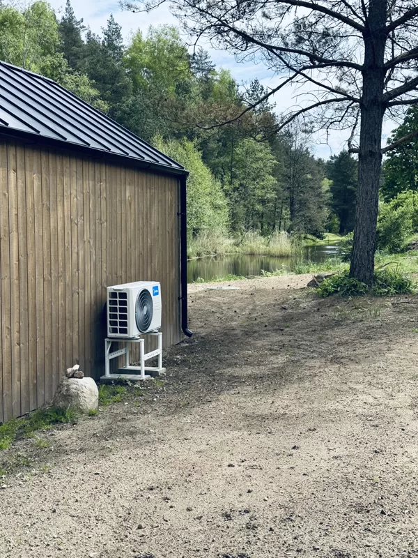 Karkasinio namo šildymui pasirinktas oras/oras šilumos siurblys ir infraraudonųjų spinduli