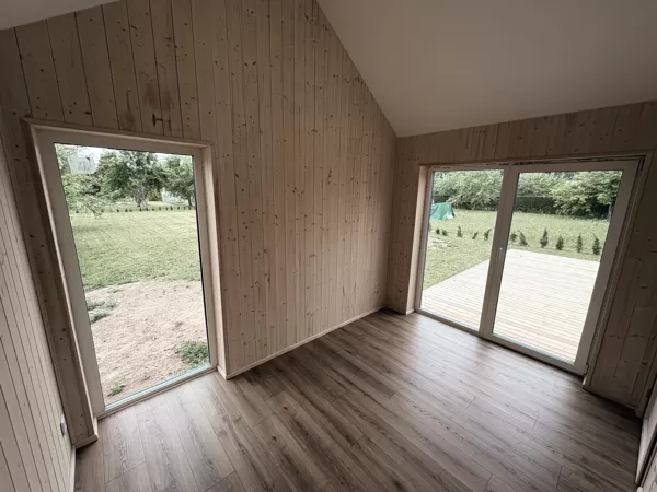 Miegamasis kambarys – išėjimas į terasą ir papildomas vitrininis langas