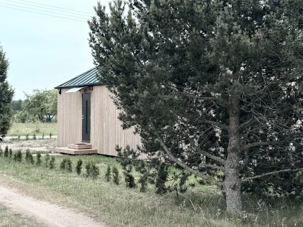 Įėjimas į karkasinį namą iš kito kampo – matosi medinė apdaila