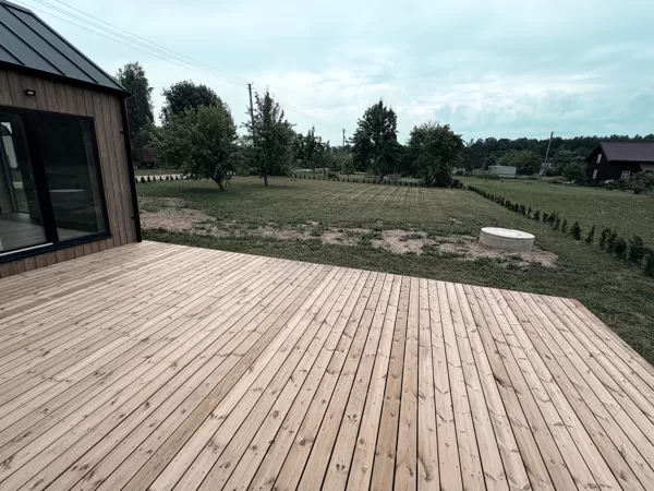 Terasa su lauko peizažu – medinės terasinės lentos ir gamtos aplinka