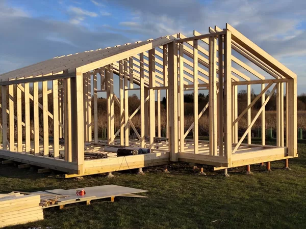 Statybų eiga - Z formos 50 m2 karkasinio namo karkasas